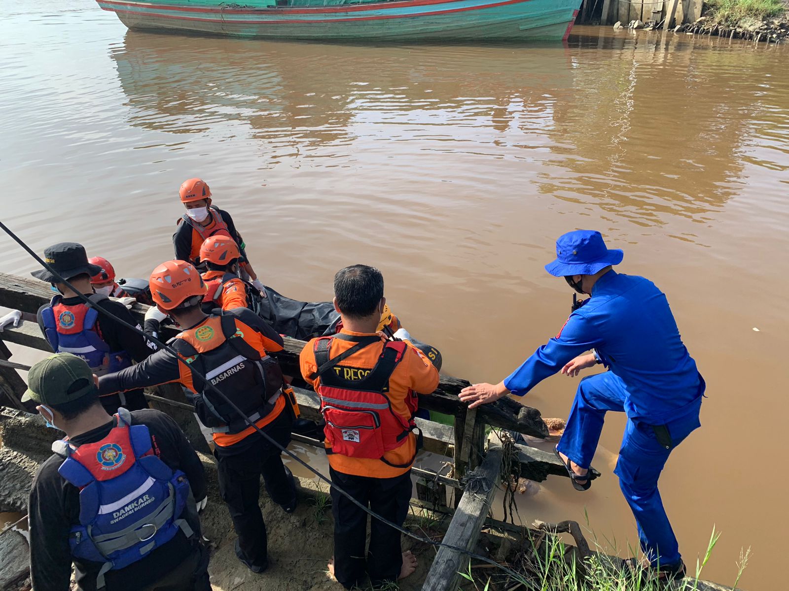 KORBAN TERSENGGOL KAPAL TONGKANG AKHIRNYA DITEMUKAN SAR GABUNGAN DI ALIRAN SUNGAI KAPUAS